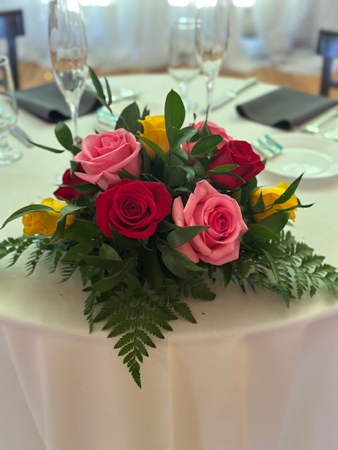 Mini rose arrangement for a sweetheart table