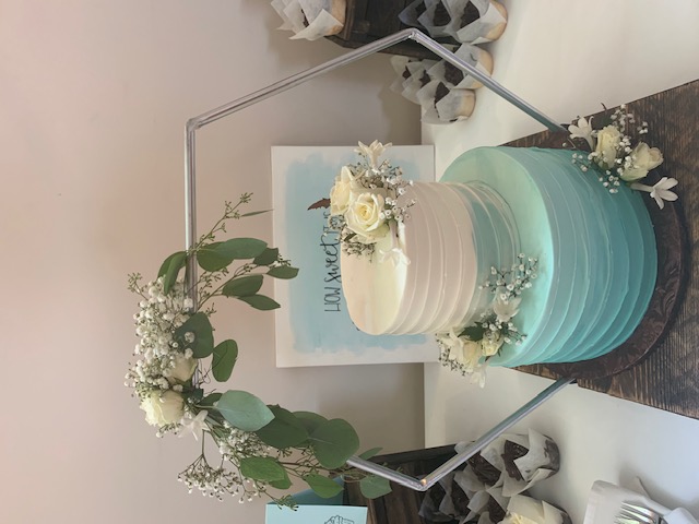White rose and baby's breath flowers for the cake and cake stand
